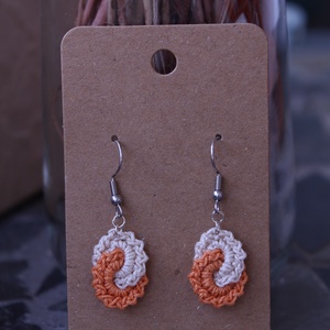 Áramló horgolt fülbevaló (bézs-narancssárga), Ékszer, Fülbevaló, Lógó fülbevaló, Horgolás, MESKA