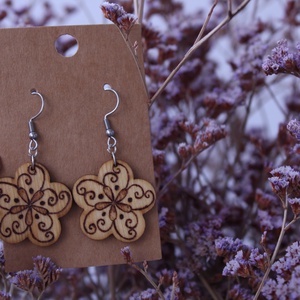 Virágom fából készült fülbevaló 6#, Ékszer, Fülbevaló, Lógó fülbevaló, Gravírozás, pirográfia, MESKA