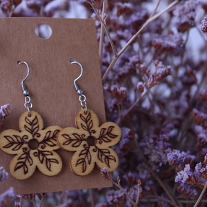 Virágom fából készült fülbevaló 4#, Ékszer, Fülbevaló, Lógó fülbevaló, Gravírozás, pirográfia, MESKA