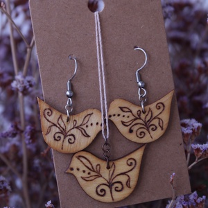 Madárkám fából készült fülbevaló és nyaklánc, Ékszer, Fülbevaló, Lógó fülbevaló, Gravírozás, pirográfia, MESKA