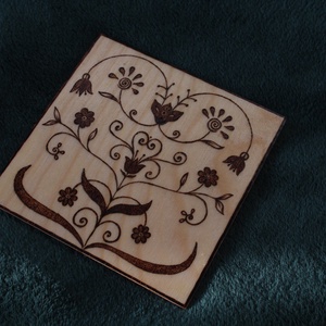 Fa alátét, növényi ornamentikával díszítve 1# - otthon & életmód - konyhafelszerelés, tálalás - sütés, főzés - edényalátét - Meska.hu