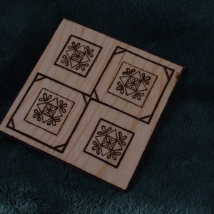 Fa alátét, növényi ornamentikával díszítve 2# - otthon & életmód - konyhafelszerelés, tálalás - tálalás - tányér- és poháralátét - Meska.hu