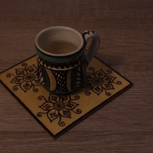 Fa alátét, növényi ornamentikával díszítve 3#, Otthon & Életmód, Konyhafelszerelés, tálalás, Tálalás, Tányér- és poháralátét, Gravírozás, pirográfia, MESKA