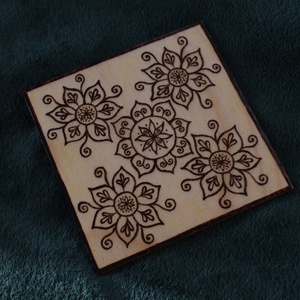 Fa alátét, növényi ornamentikával díszítve 3# - otthon & életmód - konyhafelszerelés, tálalás - tálalás - tányér- és poháralátét - Meska.hu