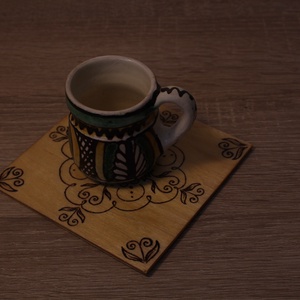 Fa alátét, növényi ornamentikával díszítve 4#, Otthon & Életmód, Konyhafelszerelés, tálalás, Tálalás, Tányér- és poháralátét, Gravírozás, pirográfia, MESKA