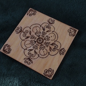 Fa alátét, növényi ornamentikával díszítve 4# - otthon & életmód - konyhafelszerelés, tálalás - tálalás - tányér- és poháralátét - Meska.hu
