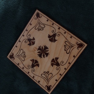 Fa alátét, növényi ornamentikával díszítve 5# - otthon & életmód - konyhafelszerelés, tálalás - tálalás - tányér- és poháralátét - Meska.hu