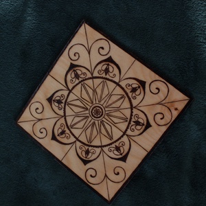 Fa alátét, növényi ornamentikával díszítve 6# - otthon & életmód - konyhafelszerelés, tálalás - tálalás - tányér- és poháralátét - Meska.hu