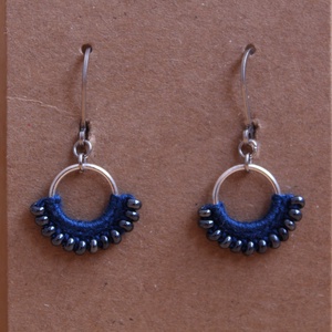 Mini gyöngyöző horgolt fülbevaló (kék) - ékszer - fülbevaló - lógó fülbevaló - Meska.hu