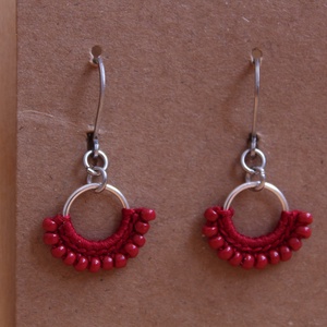 Mini gyöngyöző horgolt fülbevaló (piros) - ékszer - fülbevaló - lógó fülbevaló - Meska.hu