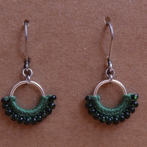 Mini gyöngyöző horgolt fülbevaló (zöld) - ékszer - fülbevaló - lógó fülbevaló - Meska.hu