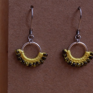 Mini gyöngyöző horgolt fülbevaló (sárga) - ékszer - fülbevaló - lógó fülbevaló - Meska.hu