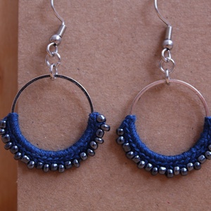 Gyöngyöző horgolt fülbevaló (kék) - ékszer - fülbevaló - lógó fülbevaló - Meska.hu