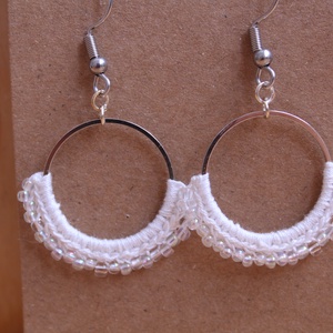 Gyöngyöző horgolt fülbevaló (fehér) - ékszer - fülbevaló - lógó fülbevaló - Meska.hu