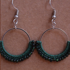 Gyöngyöző horgolt fülbevaló (zöld) - ékszer - fülbevaló - lógó fülbevaló - Meska.hu