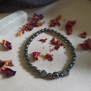 Hematit karkötő szívvel  - ékszer - karkötő - ásványkarkötő - Meska.hu