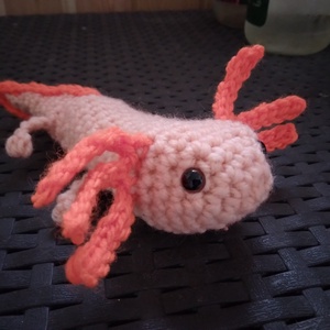 Horgolt axolotl, Játék & Sport, Plüssállat & Játékfigura, Más figura, Horgolás, Bájos horgolt plüss axolotl keresi új otthonát gyerekek vagy plüssimádó felnőttek között.

Mérete: ..., MESKA