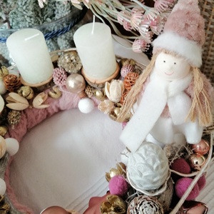 Adventi koszorú pasztell rózsaszín színekkel,kislánnyal - karácsony - adventi díszek - adventi asztaldísz - Meska.hu