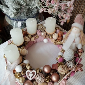 Adventi koszorú pasztell rózsaszín színekkel,kislánnyal - karácsony - adventi díszek - adventi asztaldísz - Meska.hu
