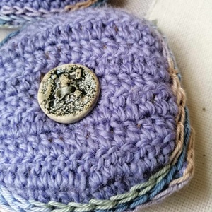 Horgolt levendula párna raku kerámia gombbal - otthon & életmód - gyertya, illat, aroma - illatzsák - Meska.hu