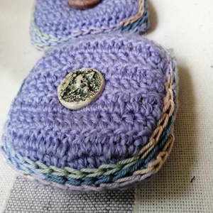 Horgolt levendula párna raku kerámia gombbal - otthon & életmód - gyertya, illat, aroma - illatzsák - Meska.hu