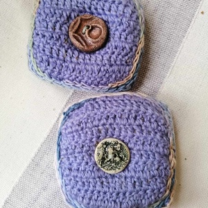 Horgolt levendula párna raku kerámia gombbal - otthon & életmód - gyertya, illat, aroma - illatzsák - Meska.hu