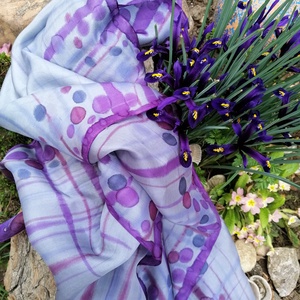Kézi festésű valódi hernyóselyem sál szürke és lila árnyalatokkal színekkel - ruha & divat - sál, sapka, kendő - sál - Meska.hu