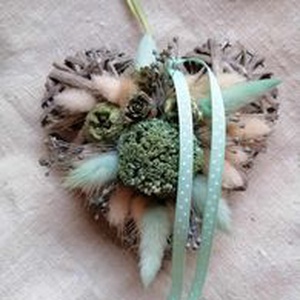 Szív alakú kopogtató szárított ,festett növényekkel - Meska.hu