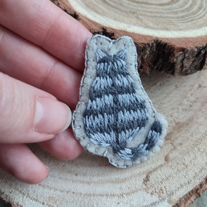Kézzel hímzett cicás bross  - ékszer - kitűző és bross - kitűző - Meska.hu