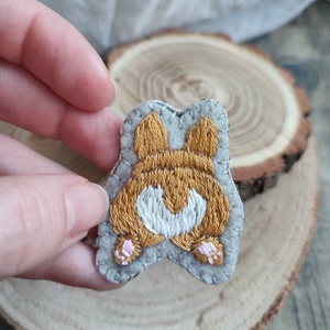 Kézzel hímzett corgie bross  - ékszer - kitűző és bross - kitűző - Meska.hu