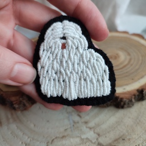 Kézzel hímzett komondor bross  - ékszer - kitűző és bross - kitűző - Meska.hu