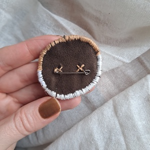 Kézzel hímzett gyöngybagoly bross  - ékszer - kitűző és bross - kitűző - Meska.hu