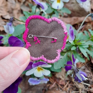 Kézzel hímzett árvácska bross  - ékszer - kitűző és bross - Meska.hu