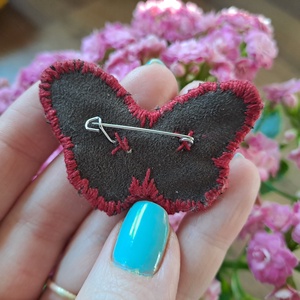 Kézzel hímzett pillangó bross  - ékszer - kitűző és bross - kitűző - Meska.hu