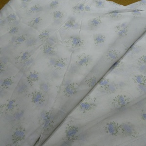 Apró kék virágos batiszt anyag. 6 m x 150 cm. - kellékek & szerszámok - méteráru - dekorációs alapanyag - Meska.hu