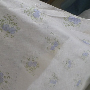 Apró kék virágos batiszt anyag. 6 m x 150 cm. - kellékek & szerszámok - méteráru - dekorációs alapanyag - Meska.hu