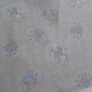 Apró kék virágos batiszt anyag. 6 m x 150 cm. - kellékek & szerszámok - méteráru - dekorációs alapanyag - Meska.hu