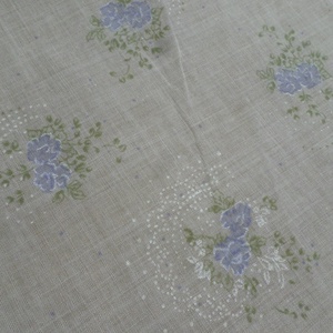 Apró kék virágos batiszt anyag. 6 m x 150 cm. - kellékek & szerszámok - méteráru - dekorációs alapanyag - Meska.hu