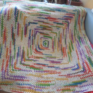 Vidám színes kézzel horgolt kanapé vagy fotel takaró.  - Meska.hu