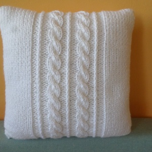 Hófehér kézzel kötött díszpárna.  - Meska.hu