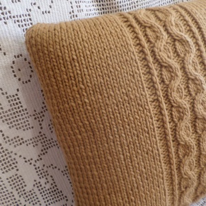 Cappuccino színű  kézzel kötött díszpárna.  - otthon & életmód - lakástextil - párna & párnahuzat - díszpárna (belsővel együtt) - Meska.hu