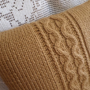 Cappuccino színű  kézzel kötött díszpárna.  - otthon & életmód - lakástextil - párna & párnahuzat - díszpárna (belsővel együtt) - Meska.hu