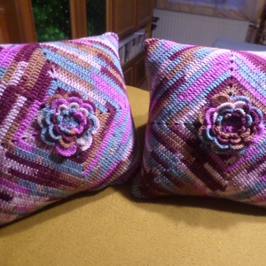 Színes horgolt 3 D-és virágos díszpárnák. kézzel kötött díszpárnák. , Otthon & Életmód, Lakástextil, Párna & Párnahuzat, Díszpárna szett , Horgolás, MESKA