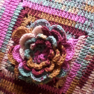 Színes horgolt 3 D-és virágos díszpárnák. kézzel kötött díszpárnák.  - otthon & életmód - lakástextil - párna & párnahuzat - díszpárna szett  - Meska.hu