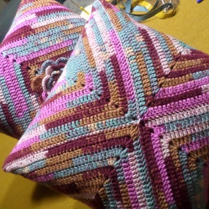 Színes horgolt 3 D-és virágos díszpárnák. kézzel kötött díszpárnák.  - otthon & életmód - lakástextil - párna & párnahuzat - díszpárna szett  - Meska.hu