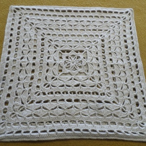 Vastagabb bézs horgolt díszpárna huzat., Otthon & Életmód, Lakástextil, Párna & Párnahuzat, Díszpárnahuzat, Horgolás, MESKA