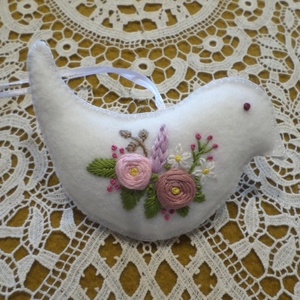 Hímzett madárka -ajtó,-ablak,-kilincs függődísz., Otthon & Életmód, Dekoráció, Ajtó- és ablak dekoráció, Ablakdísz, Hímzés, MESKA