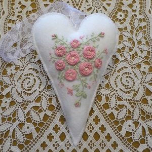 Hófehér hímzett virágos gyapjú filc szív., Otthon & Életmód, Dekoráció, Ajtó- és ablak dekoráció, Ablakdísz, Hímzés, MESKA