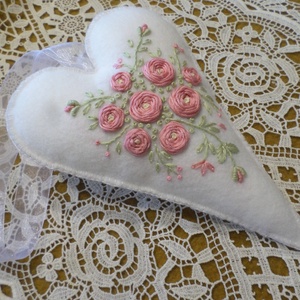 Hófehér hímzett virágos gyapjú filc szív. - otthon & életmód - dekoráció - ajtó- és ablak dekoráció - ablakdísz - Meska.hu