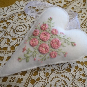 Hófehér hímzett virágos gyapjú filc szív. - otthon & életmód - dekoráció - ajtó- és ablak dekoráció - ablakdísz - Meska.hu